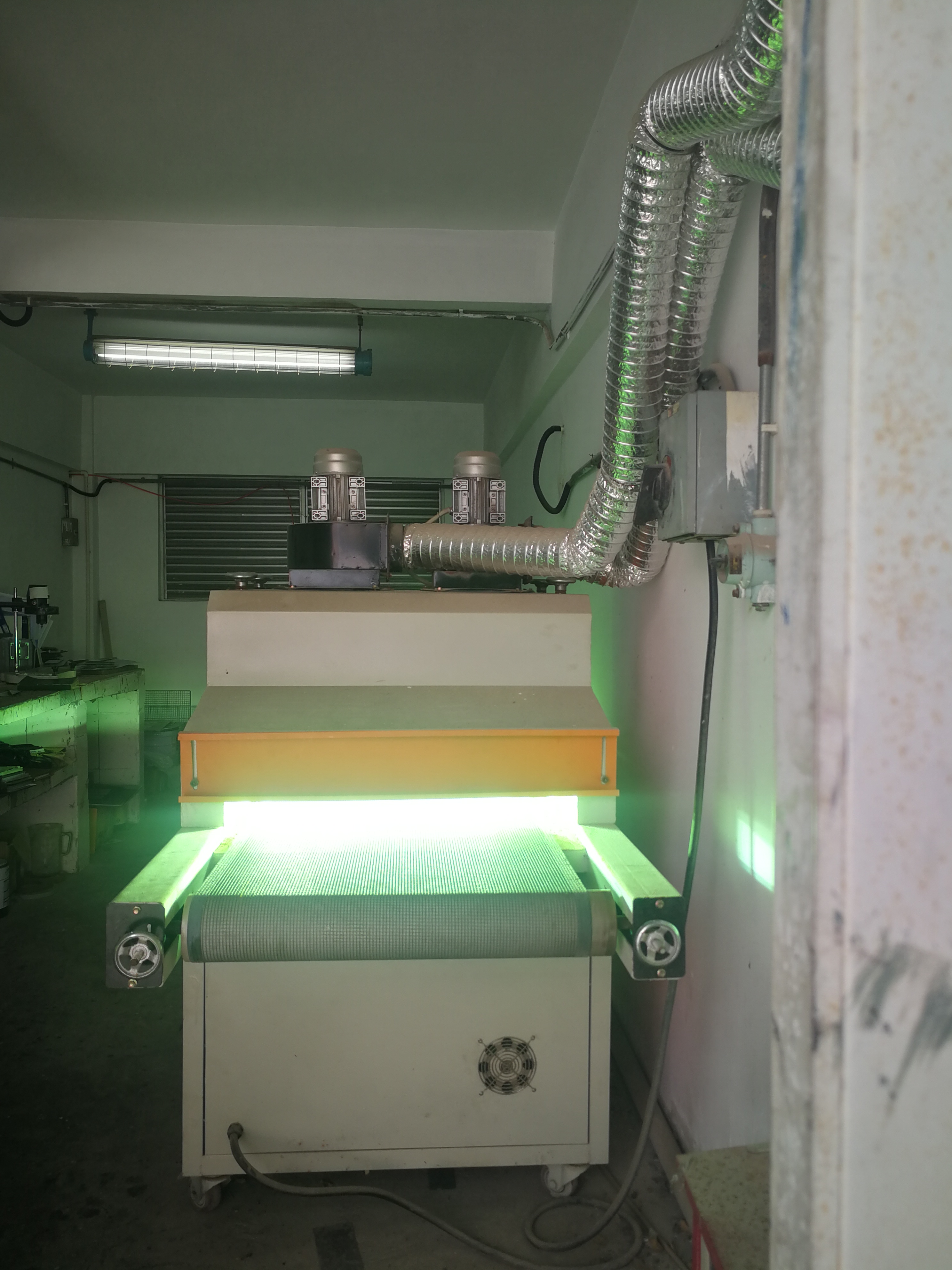 原來，這才是公路反光漆背后的“女人”