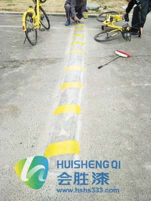 驚呆！馬路反光漆還可以這樣黃……