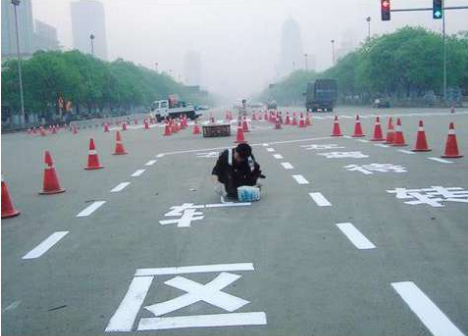 為什么都是用的馬路劃線反光漆，效果卻大相徑庭？