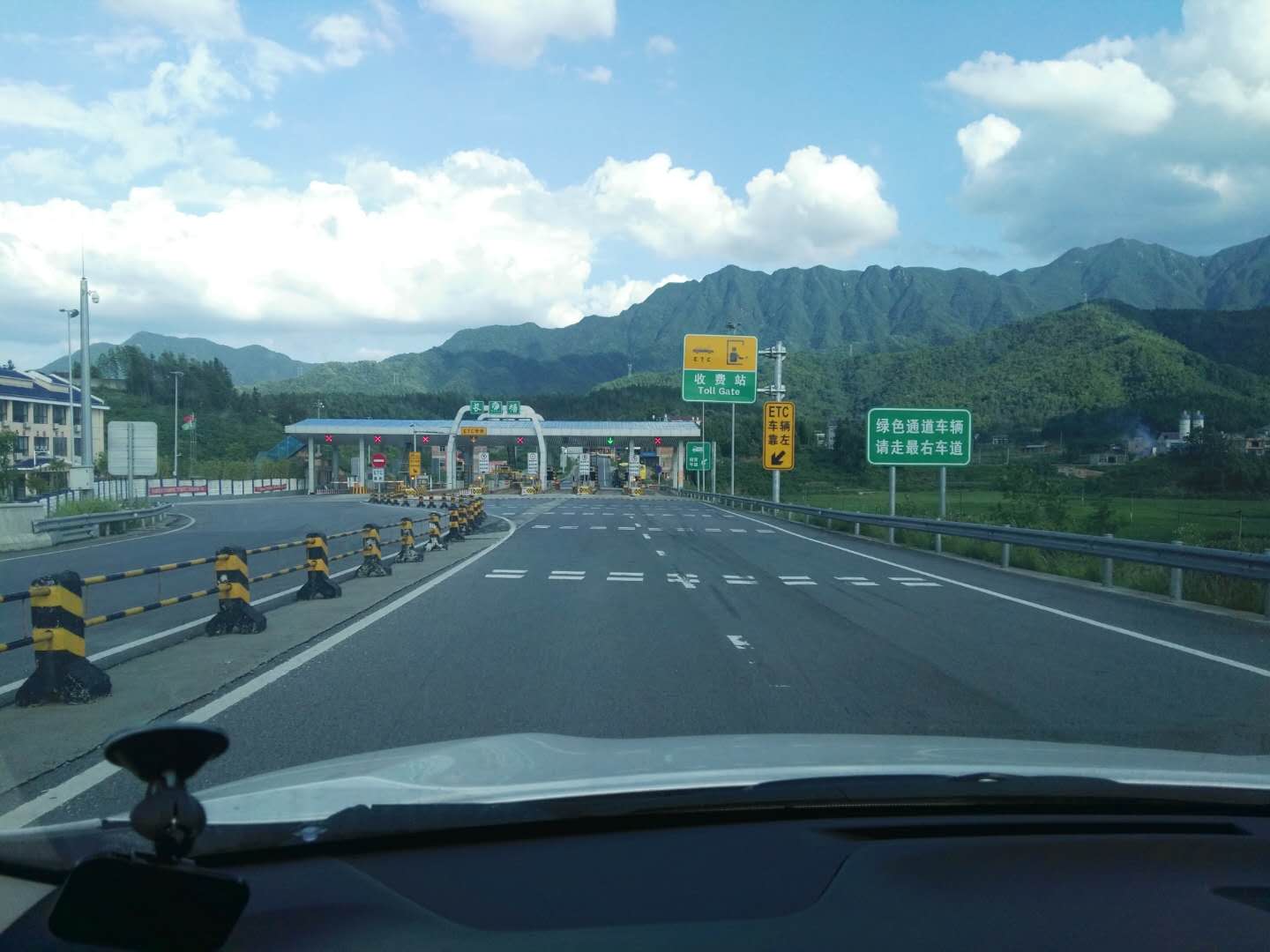 藍(lán)天白云下的大山與反光漆路牌點綴成畫