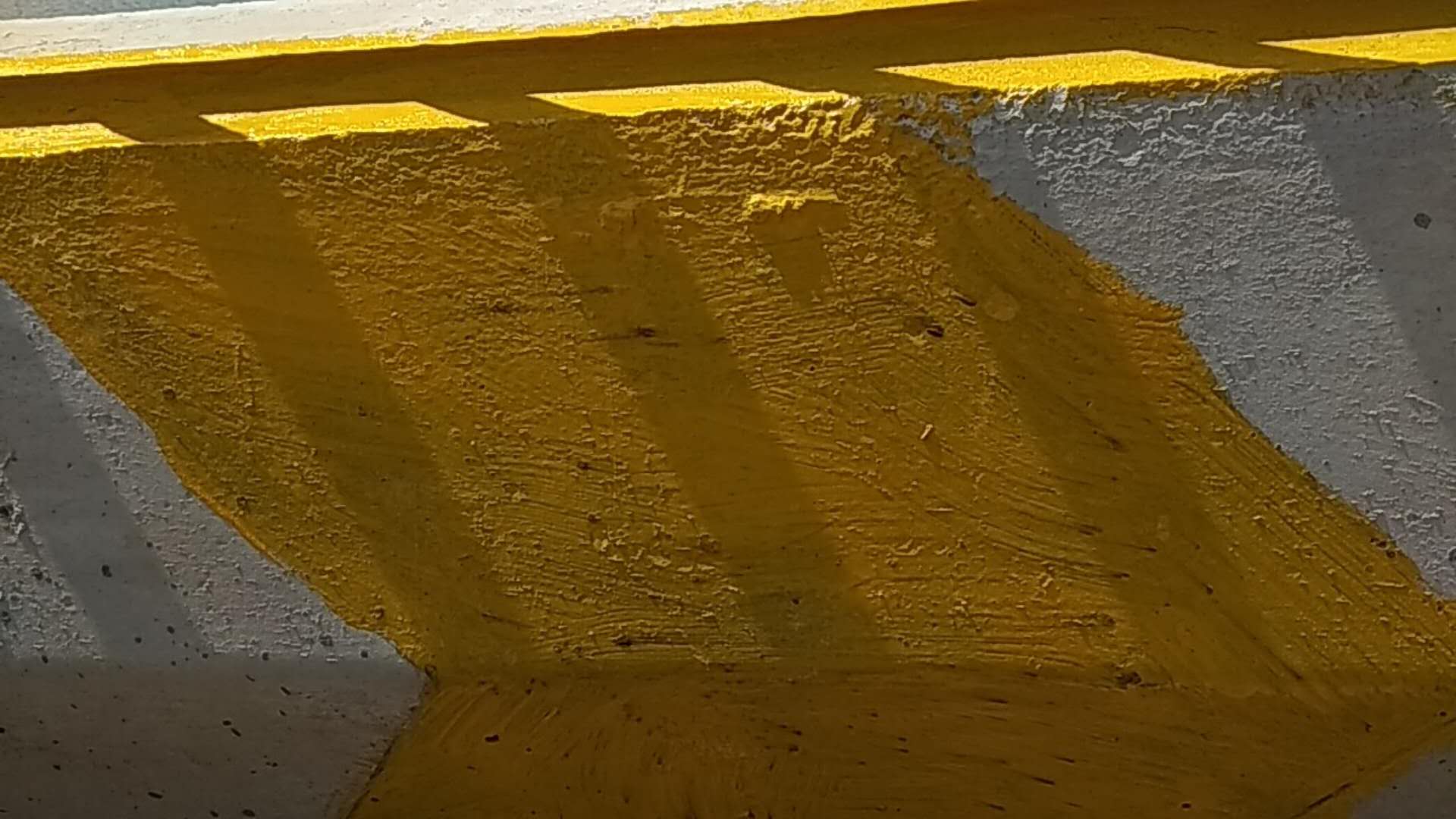 道路反光漆施工做的好，材料可以省不少