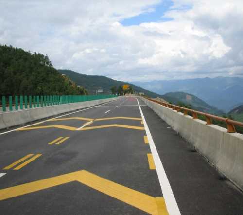 不管是左派，還是右派，道路反光漆都一視同仁