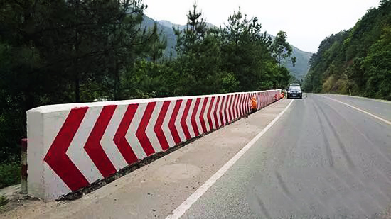 國(guó)道路段消除隱患，涂刷80米紅白反光漆