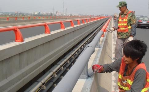 6座跨河大橋：全面進(jìn)行涂刷防撞墻反光油漆