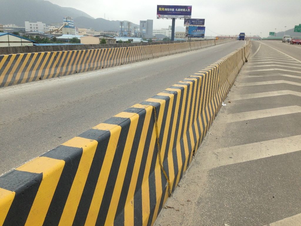 道路上隔離墩反光油漆再次換上新衣，回家的路上是一道美景