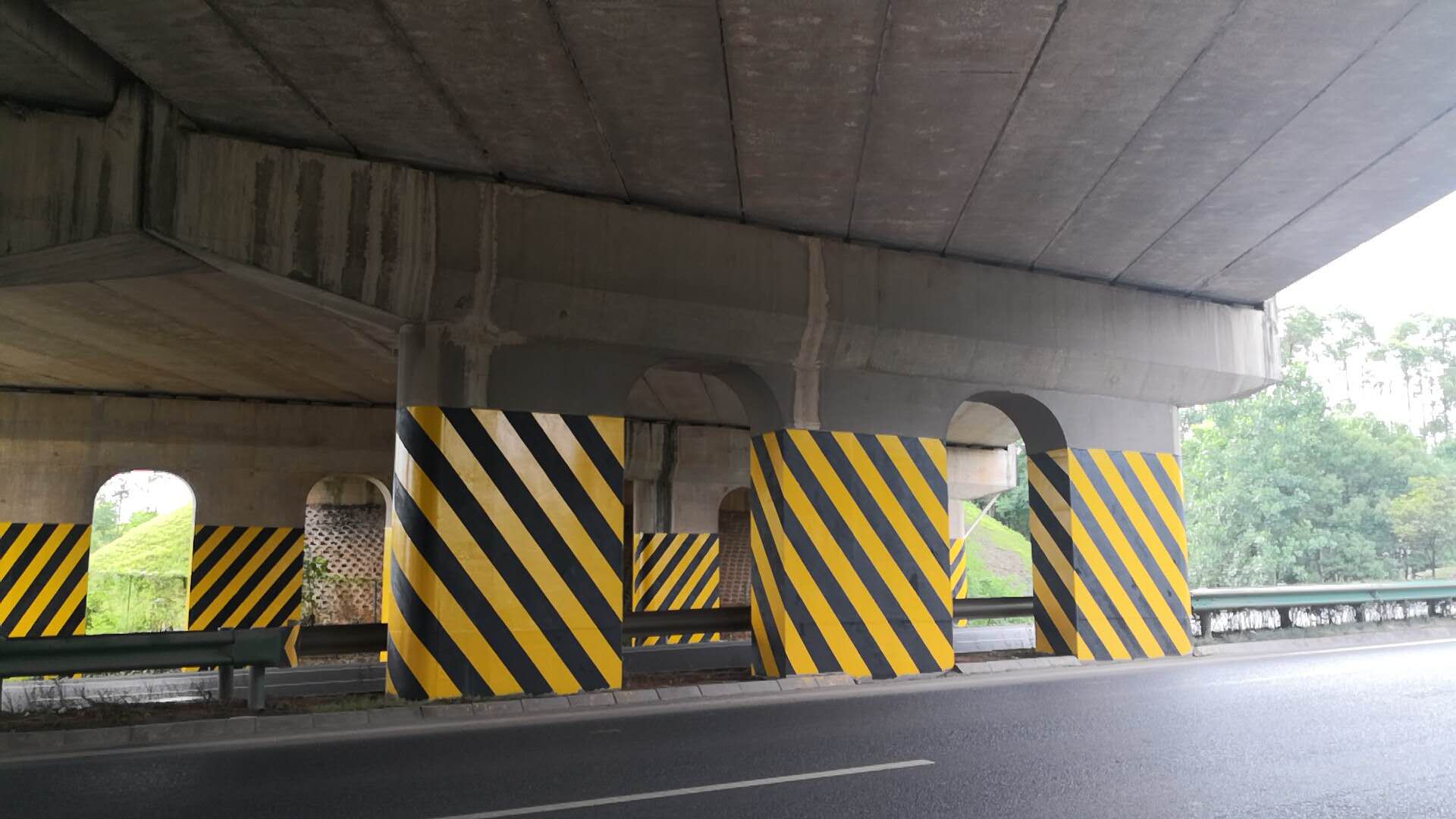 安全島沒噴安全島反光漆“老司機(jī)”也躲閃不及