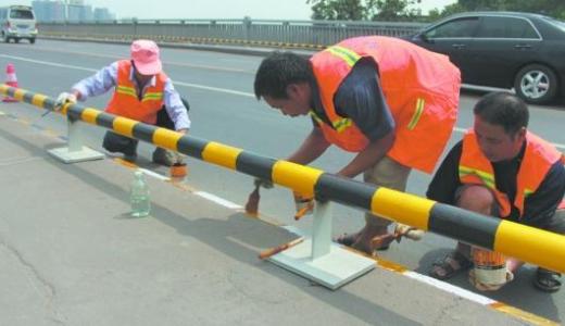 切不可將普通油漆用在防撞欄反光涂料上！