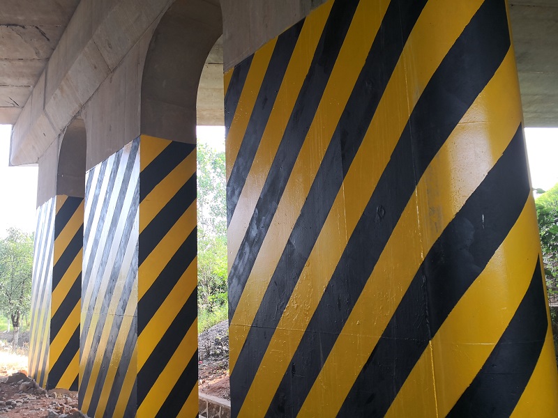 你看，那一條條規(guī)律有型的道路安全反光漆多賞心悅目！