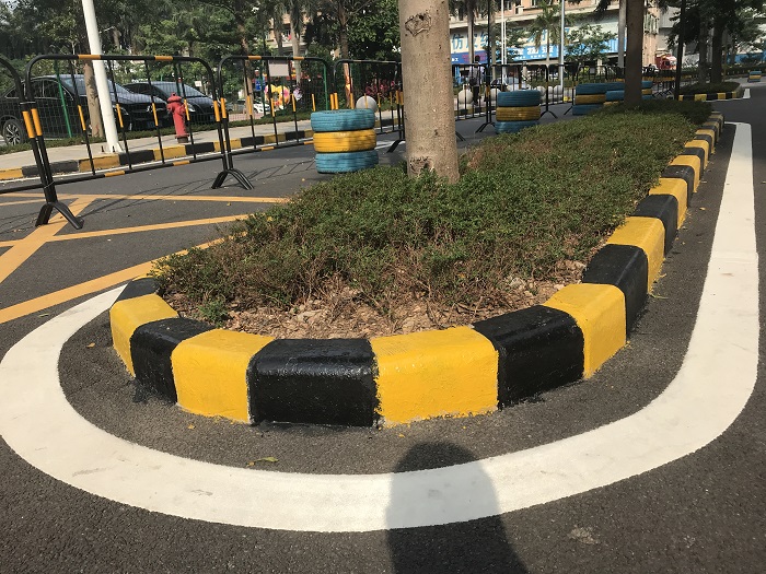 生活樓道也需要涂刷反光油漆，預(yù)防居民摔倒