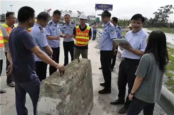 出事了！封路不涂水泥墩反光油漆，摩托車(chē)撞上了，生死未卜
