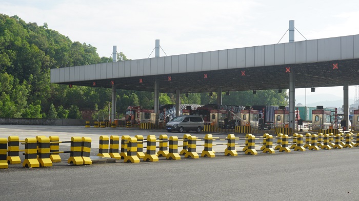 小事物隔離墩反光漆在鄉(xiāng)村路上也有大作用