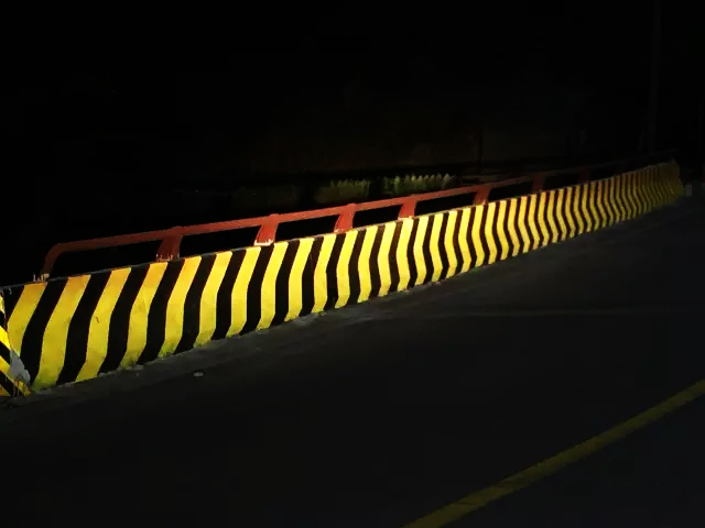 匯勝小課堂開課了：你知道道路防護反光漆和普通油漆的區(qū)別嗎？