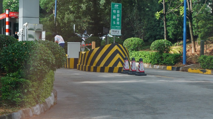 句容高速路防撞墩反光漆