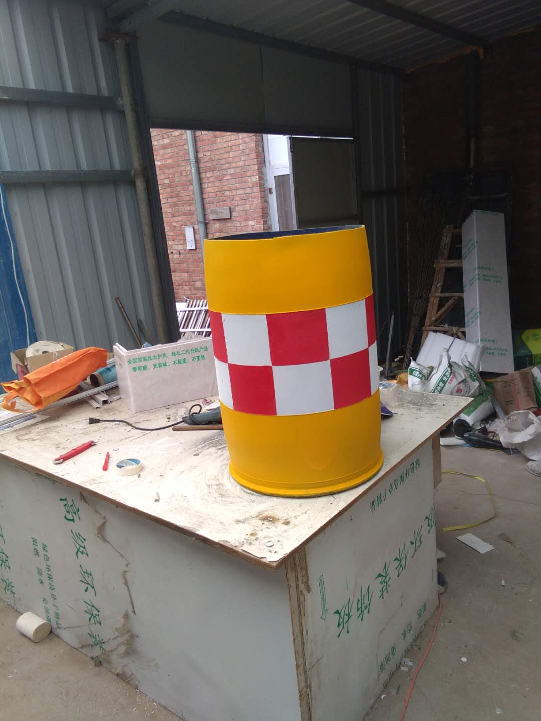 這樣被警示反光漆包圍的防撞桶，你見過嗎？