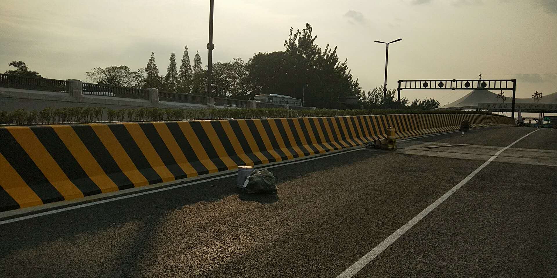 高速公路反光漆怎樣才可避免起皮和脫落呢？