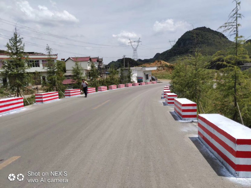 公路防撞墩反光漆起泡了？何解？