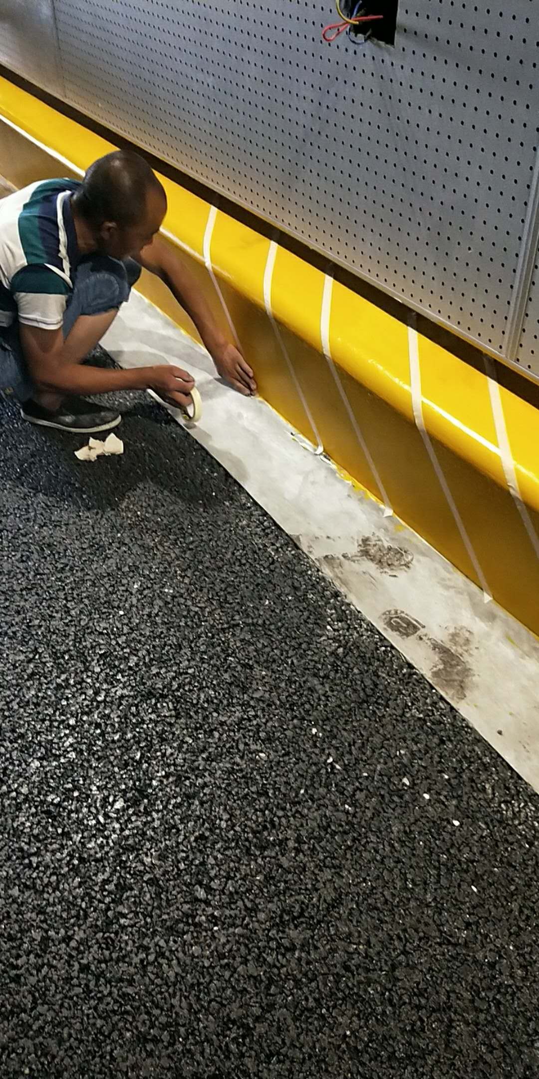 哪種天氣條件不適合進行丙烯酸公路反光漆的施工？