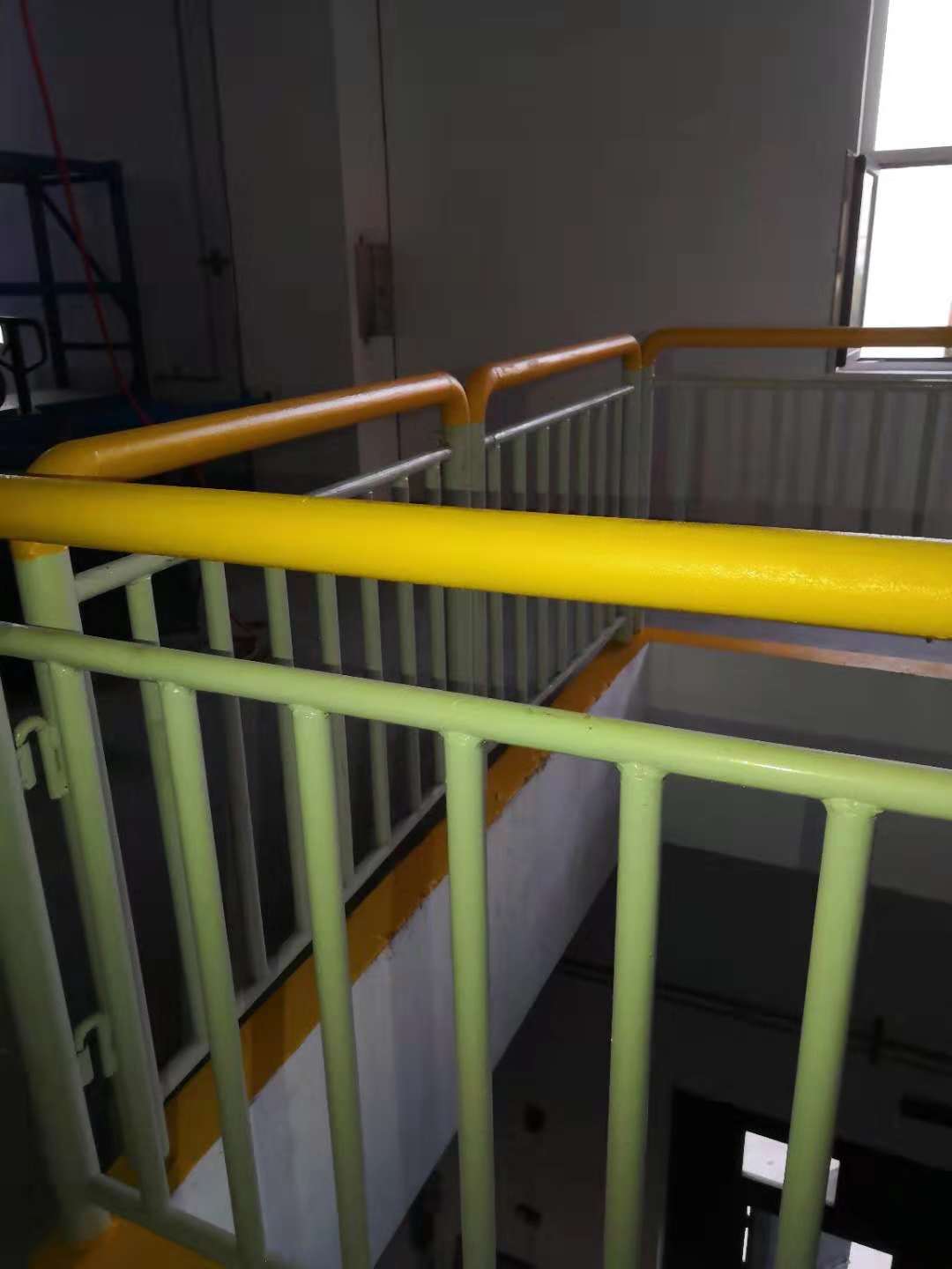 低溫、高濕雙重影響下的防護欄反光油漆該如何是好？