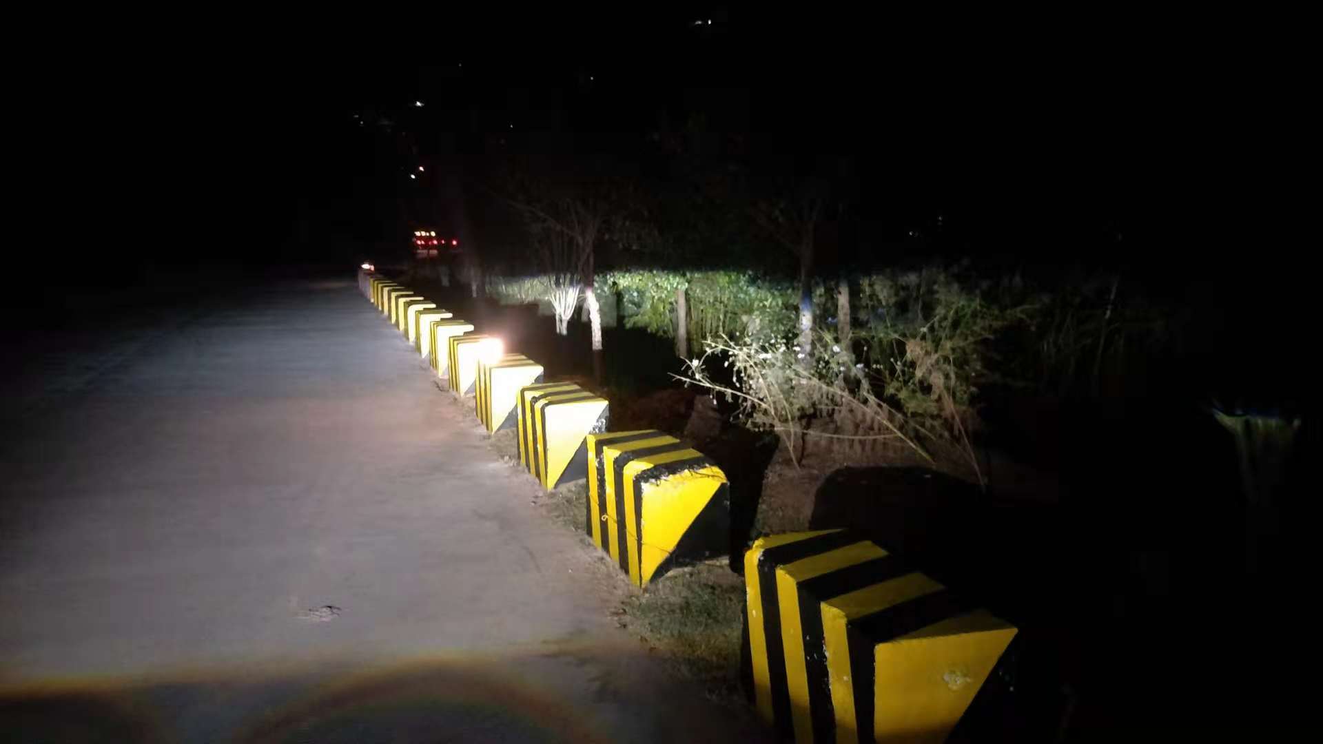 來(lái)自云南大理的會(huì)勝牌道路黃黑反光漆施工效果