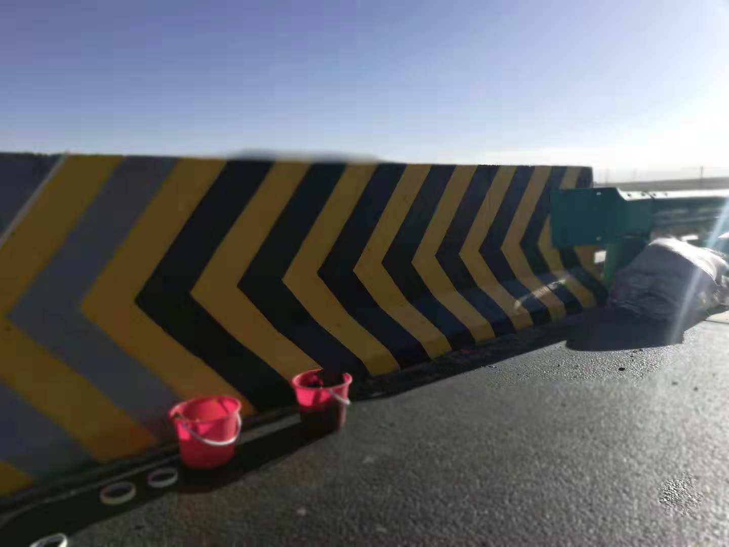 國內(nèi)某高速公路上，正如火如荼的進(jìn)行會勝漆施工呢！