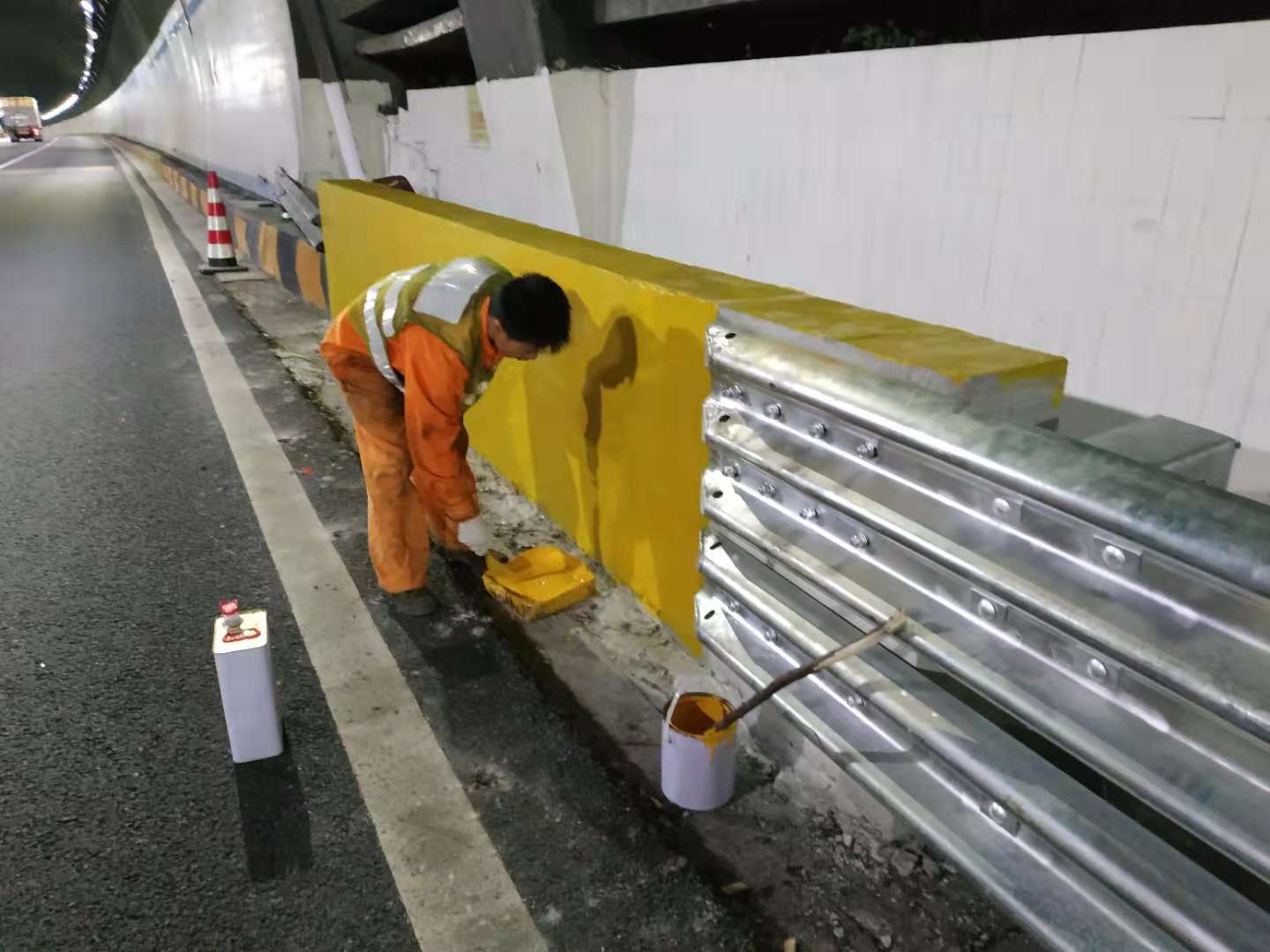 道路防護反光漆是噴涂好還是滾涂好？