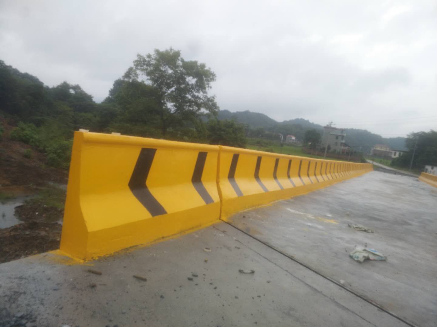 反光標記的作用無處不在,保障鄉(xiāng)村道路安全也離不開