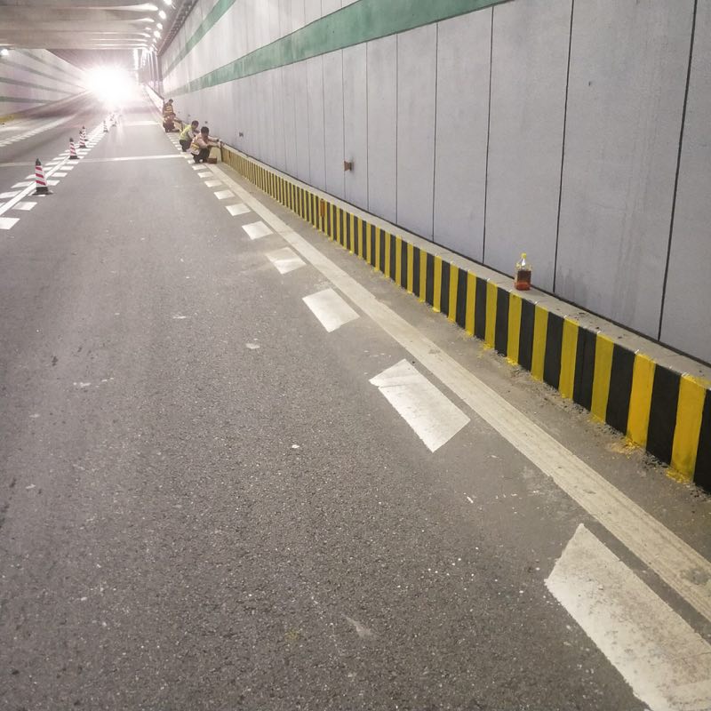 4月，進行隧道專用反光油漆施工要注意些什么？
