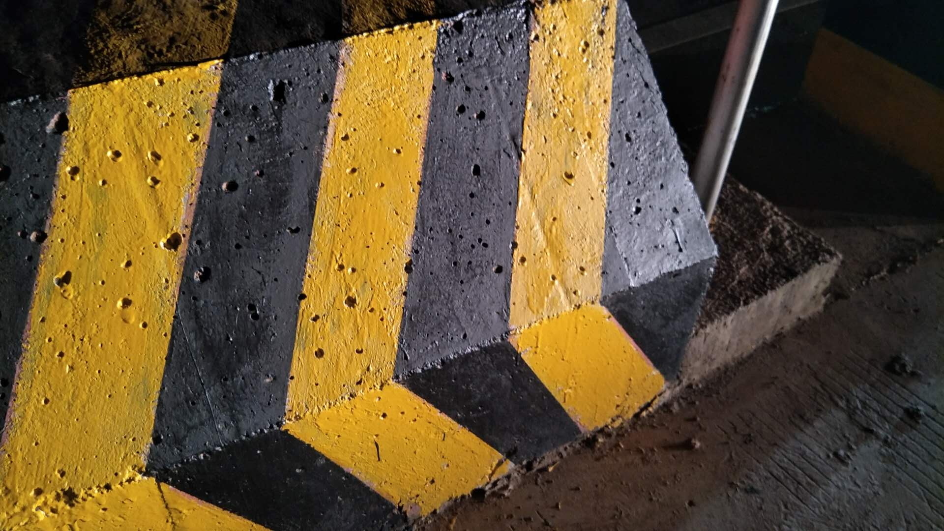 混凝土防撞墩反光漆可以滾涂嗎？