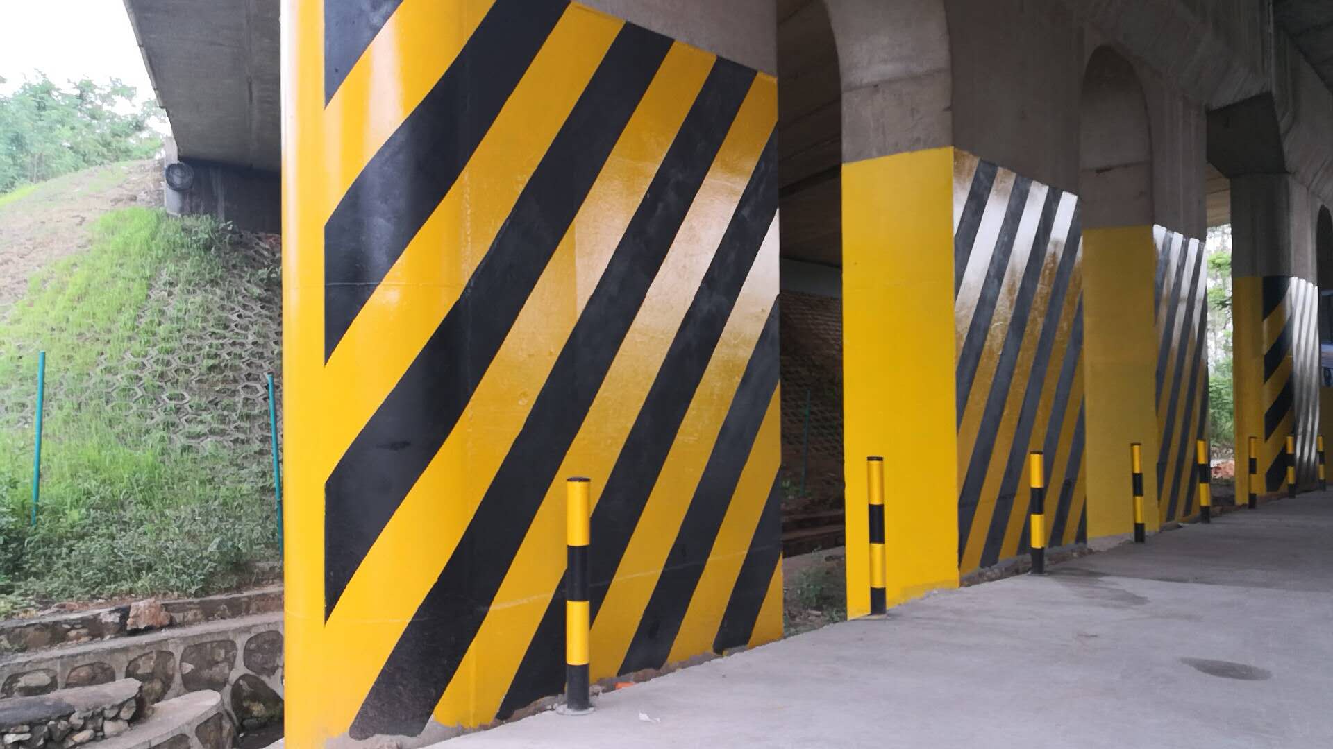 環(huán)境對(duì)橋梁專用反光漆的施工影響有那些