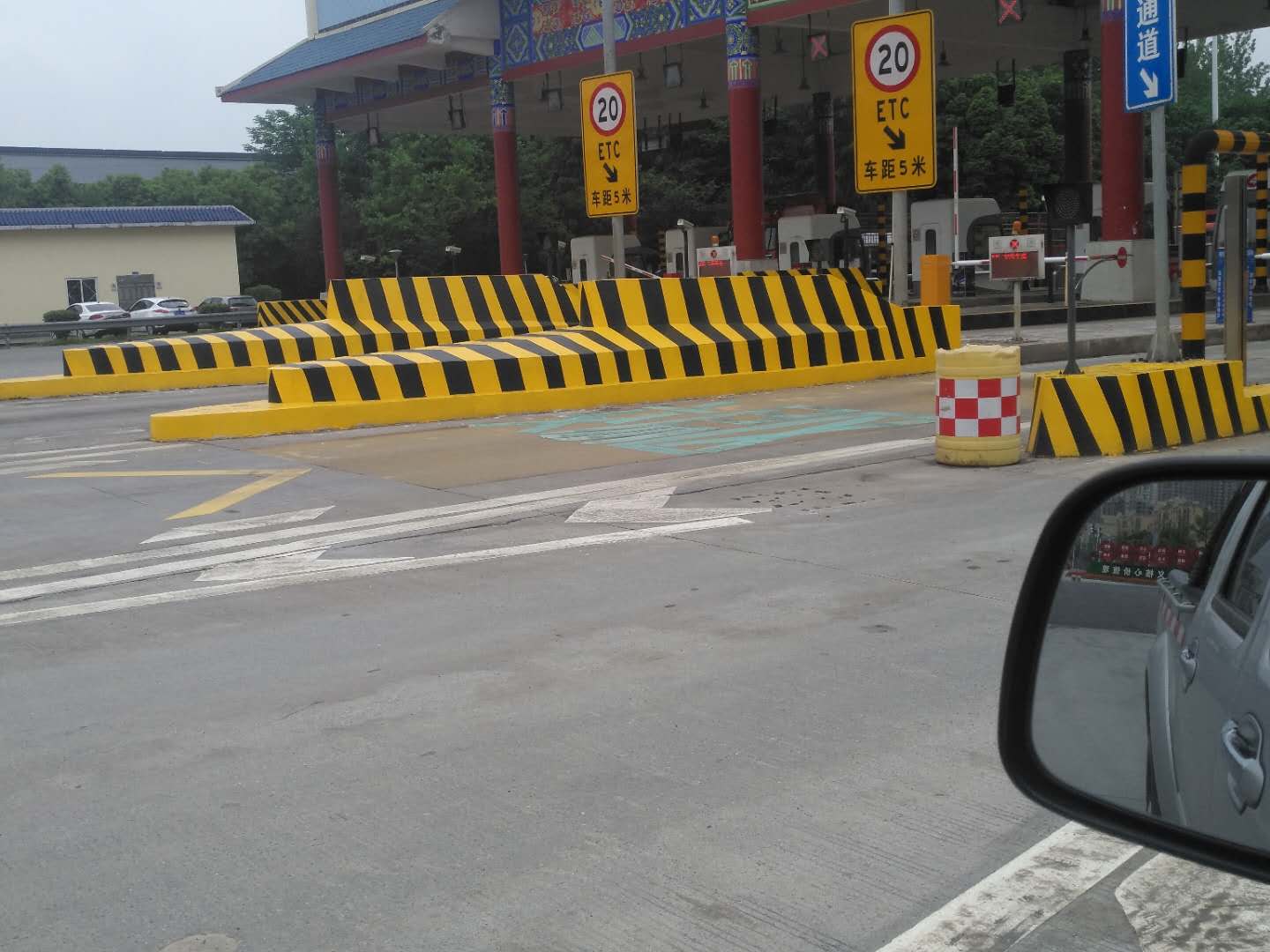 會(huì)導(dǎo)致警示線反光漆出現(xiàn)老化的因素有什么