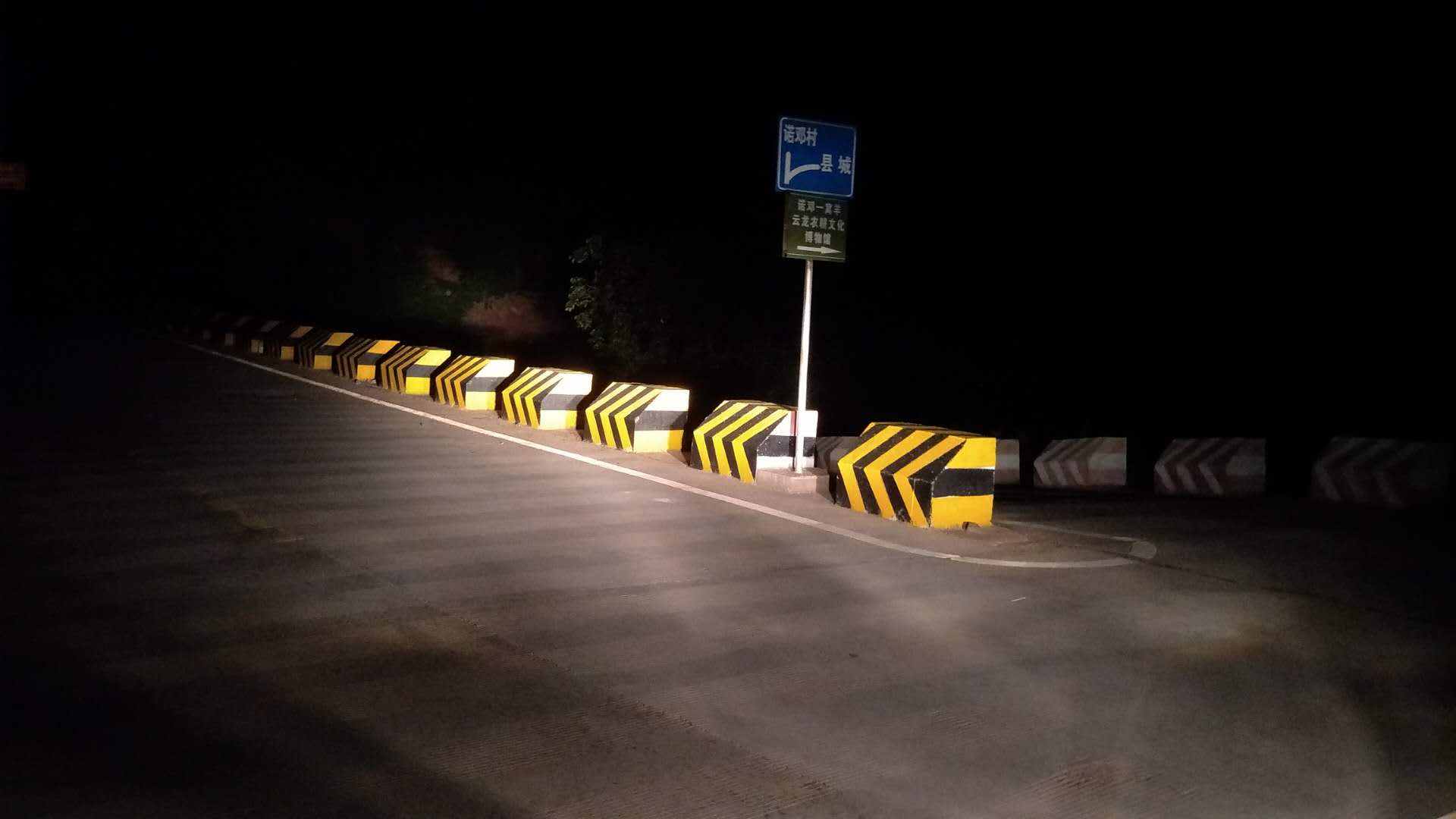 道路旁邊的防撞柱應(yīng)該使用什么漆？