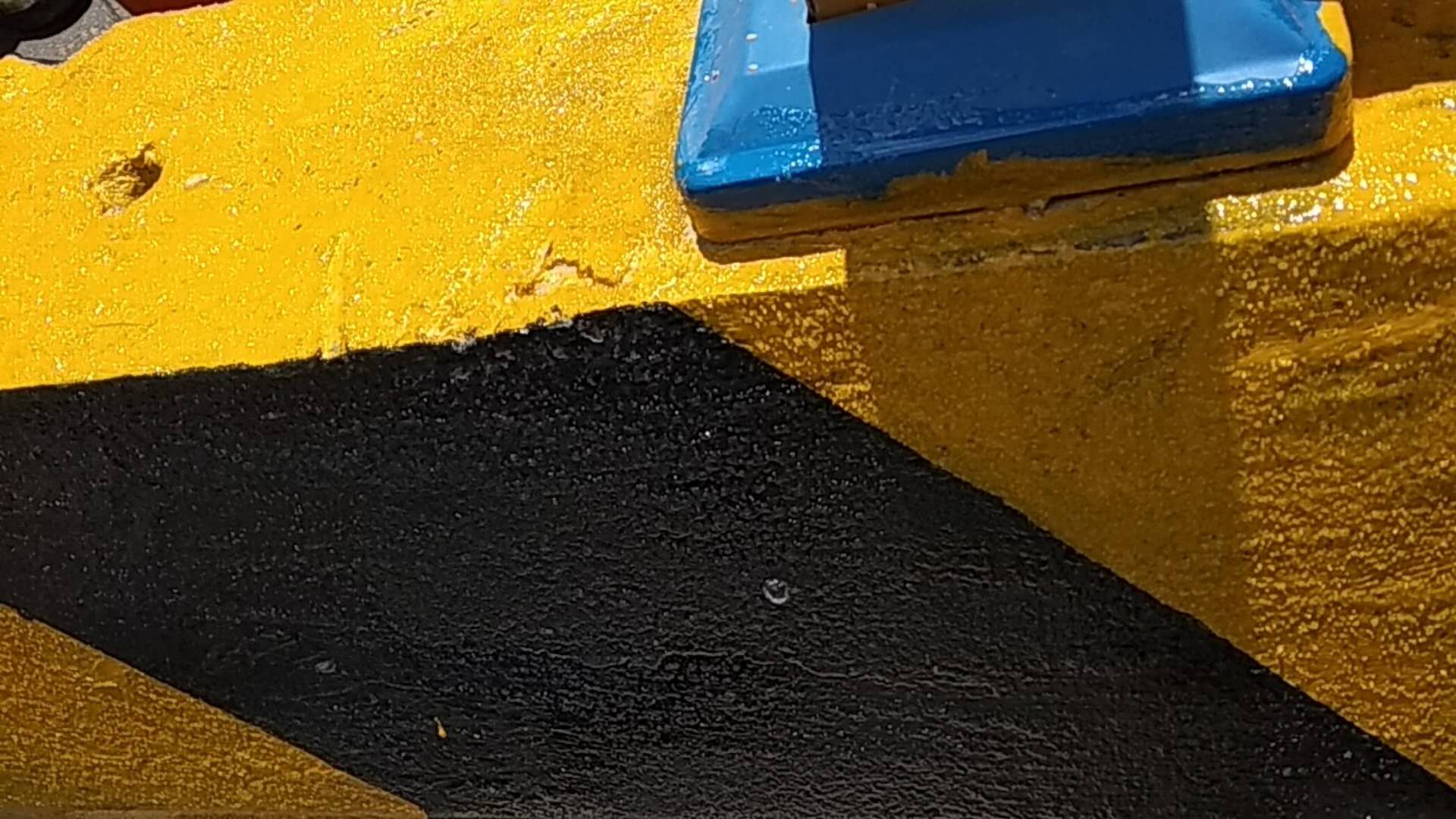 造成護欄安全反光漆出現(xiàn)氣泡的原因是什么？