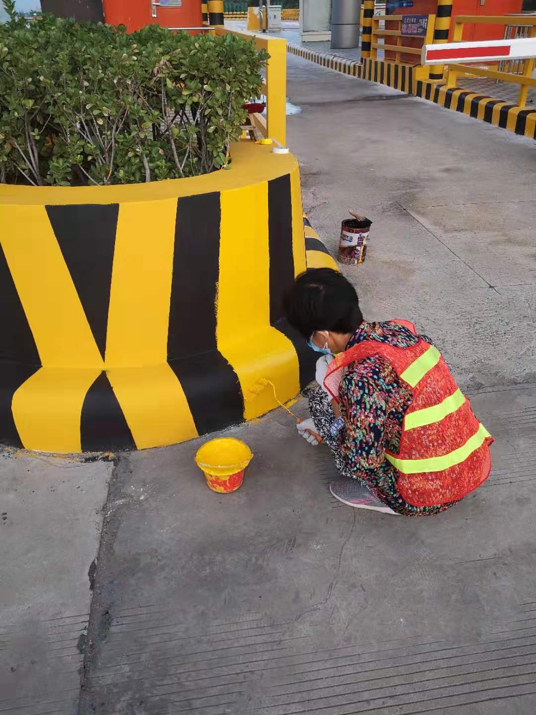 防撞墩應(yīng)該使用什么油漆？要怎么施工？