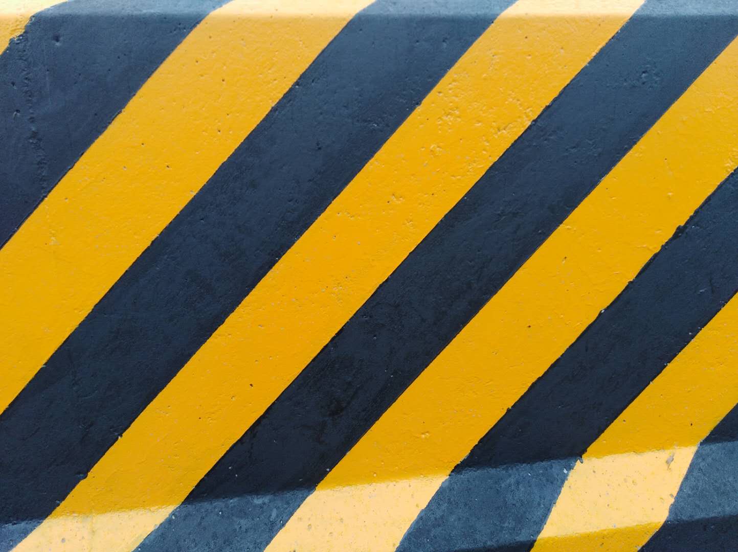 防撞墩貼反光膜還是刷油漆好？