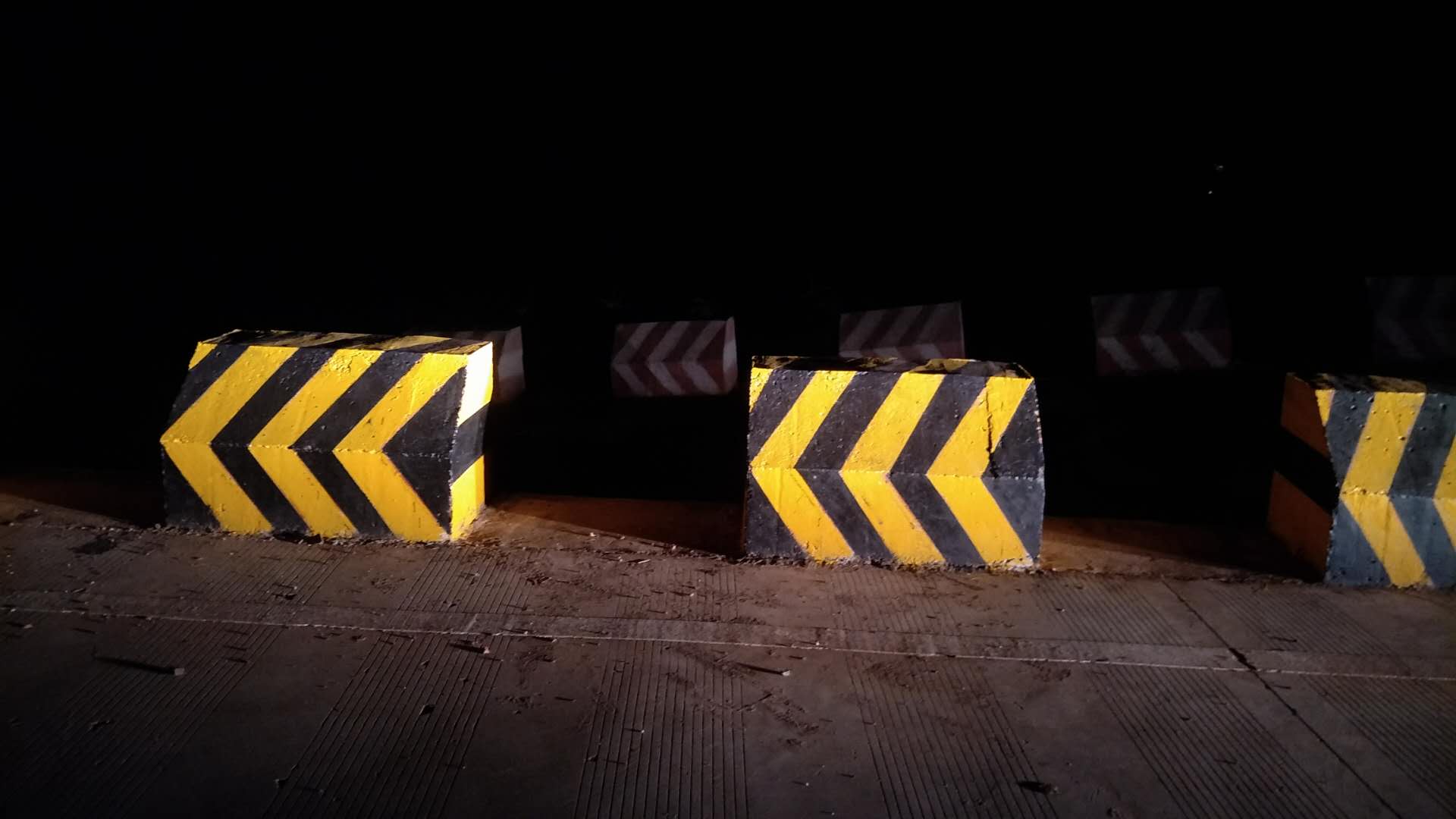 有沒(méi)有反光效果非常好的反光漆？