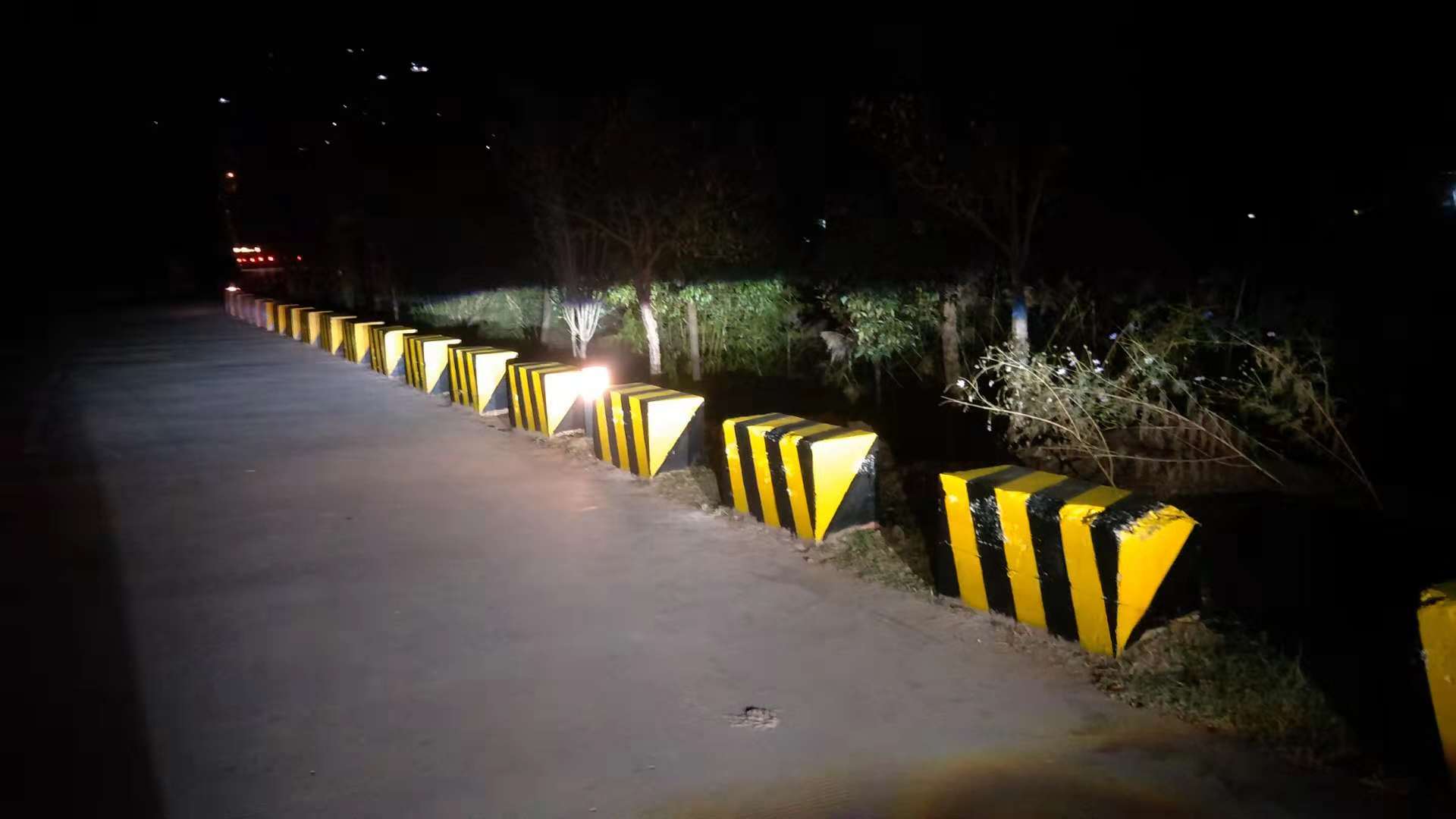 什么牌子的黃黑道路反光漆好用？