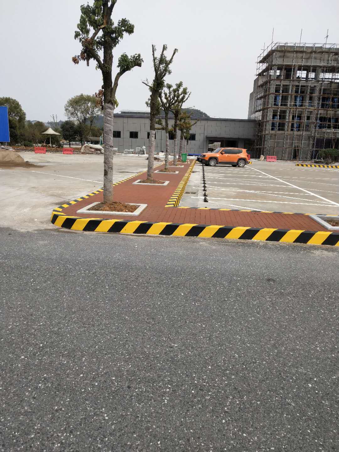 為什么交通設(shè)施要用公路安全反光漆？