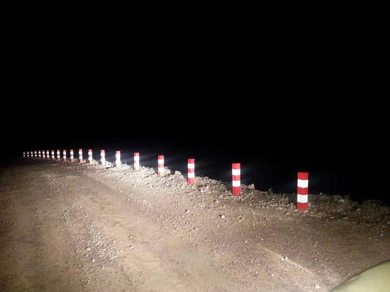 紅白相間反光漆涂刷在防撞墩效果