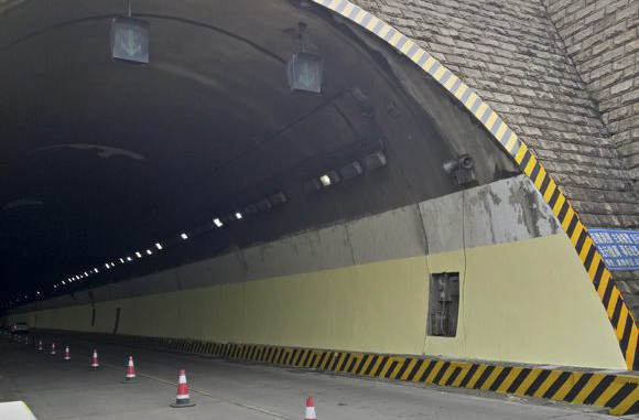 隧道的出入口和路沿涂刷反光漆的作用是什么？