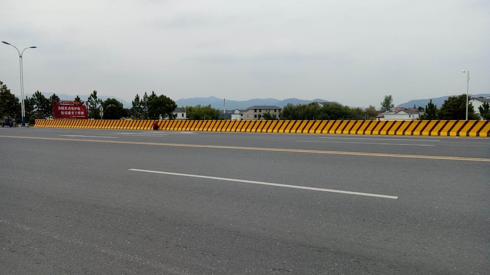 高速公路防撞護(hù)欄涂刷什么油漆好？