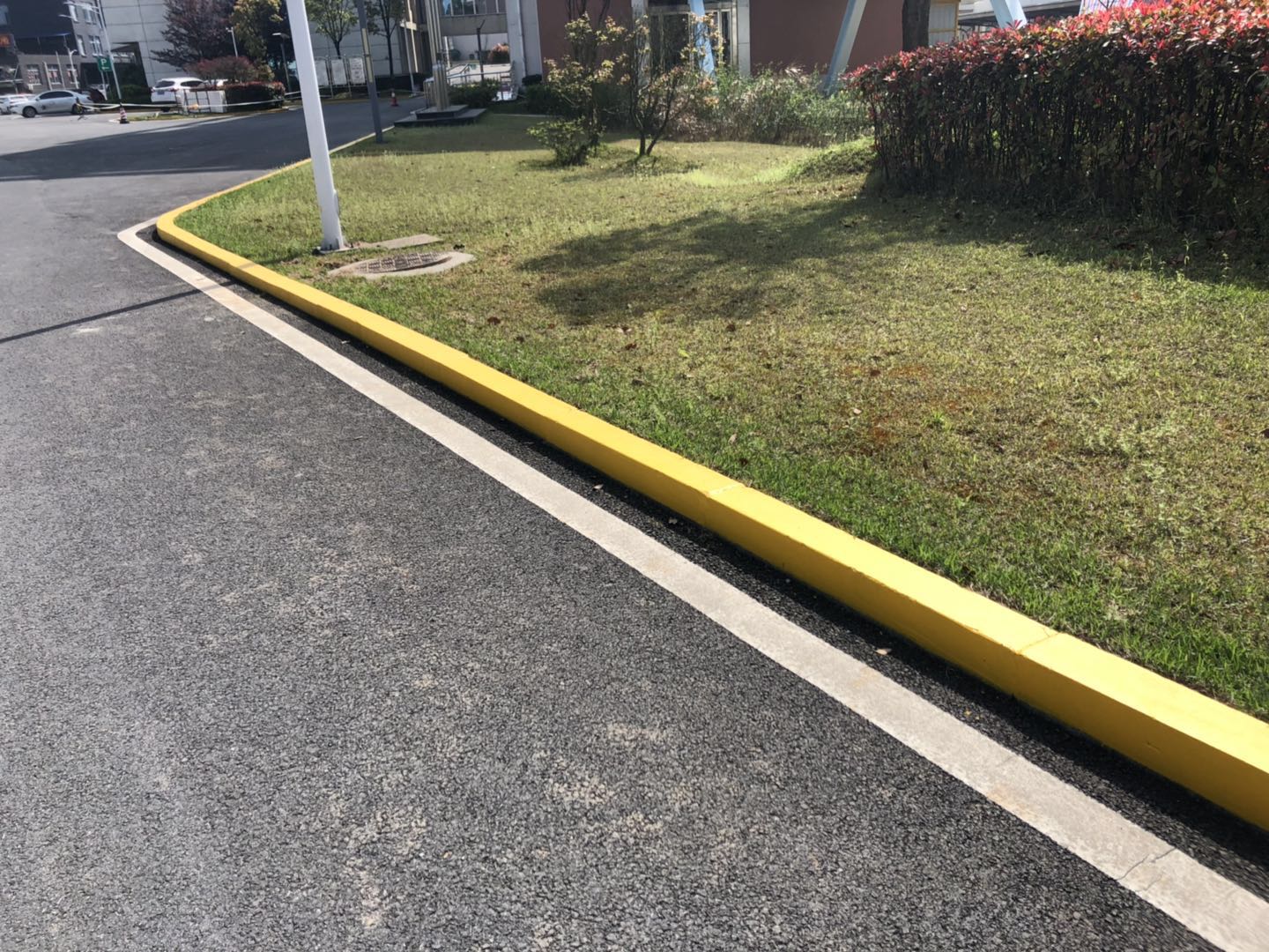 進(jìn)行道路反光漆工程涂刷時(shí)需要注意什么？