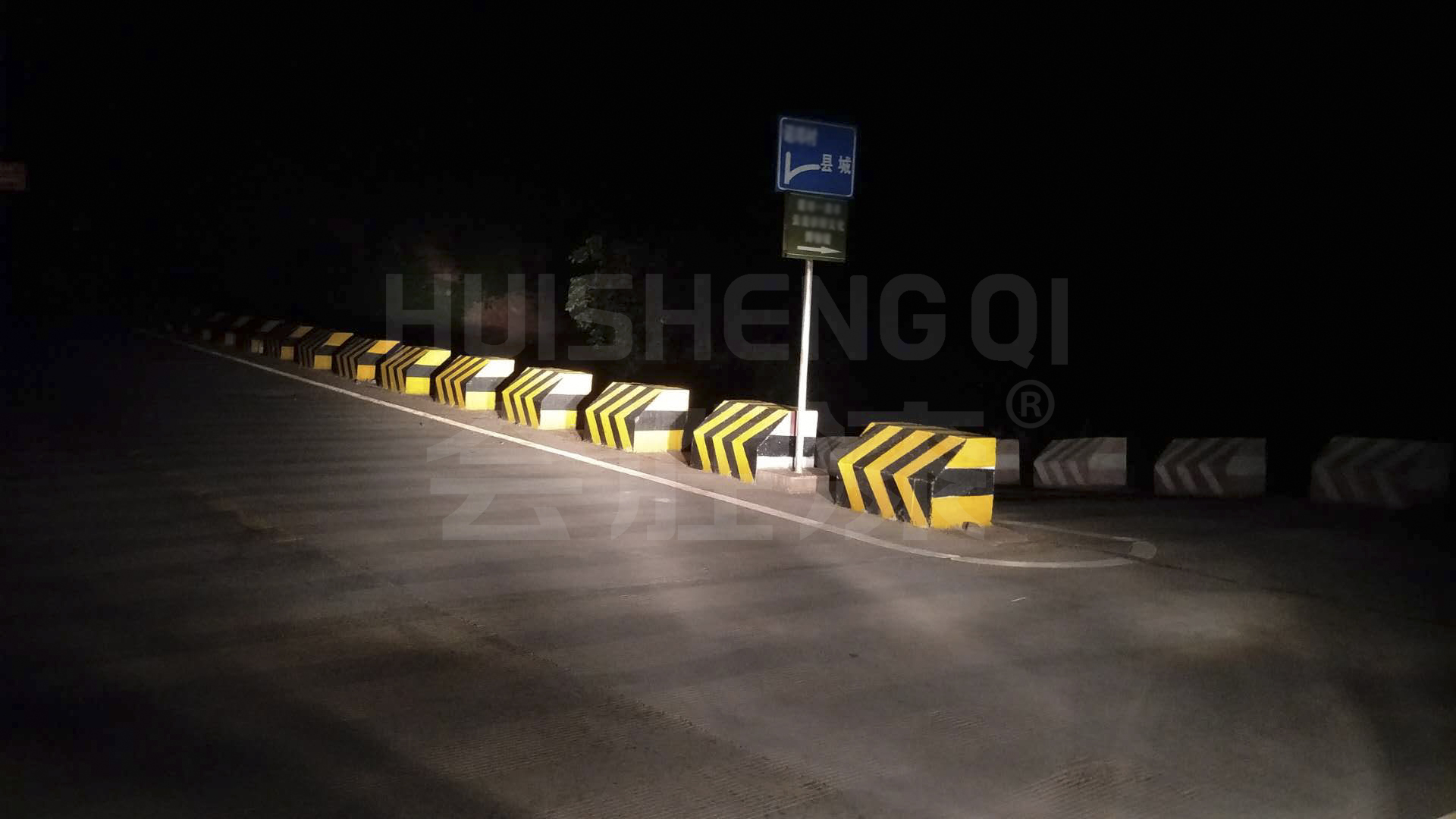 馬路旁邊的防撞墩用反光膜還是反光漆？