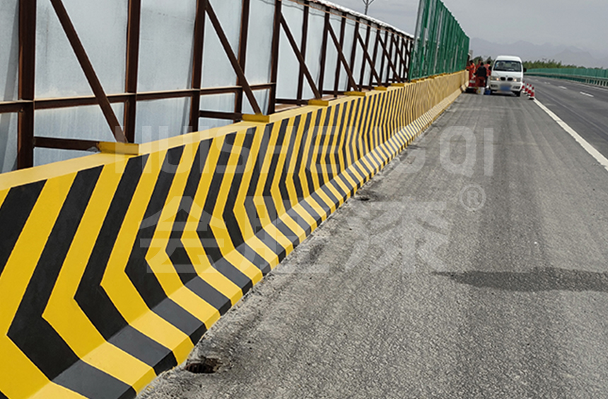 有沒有涂刷在交通設(shè)施上可以反光的油漆？