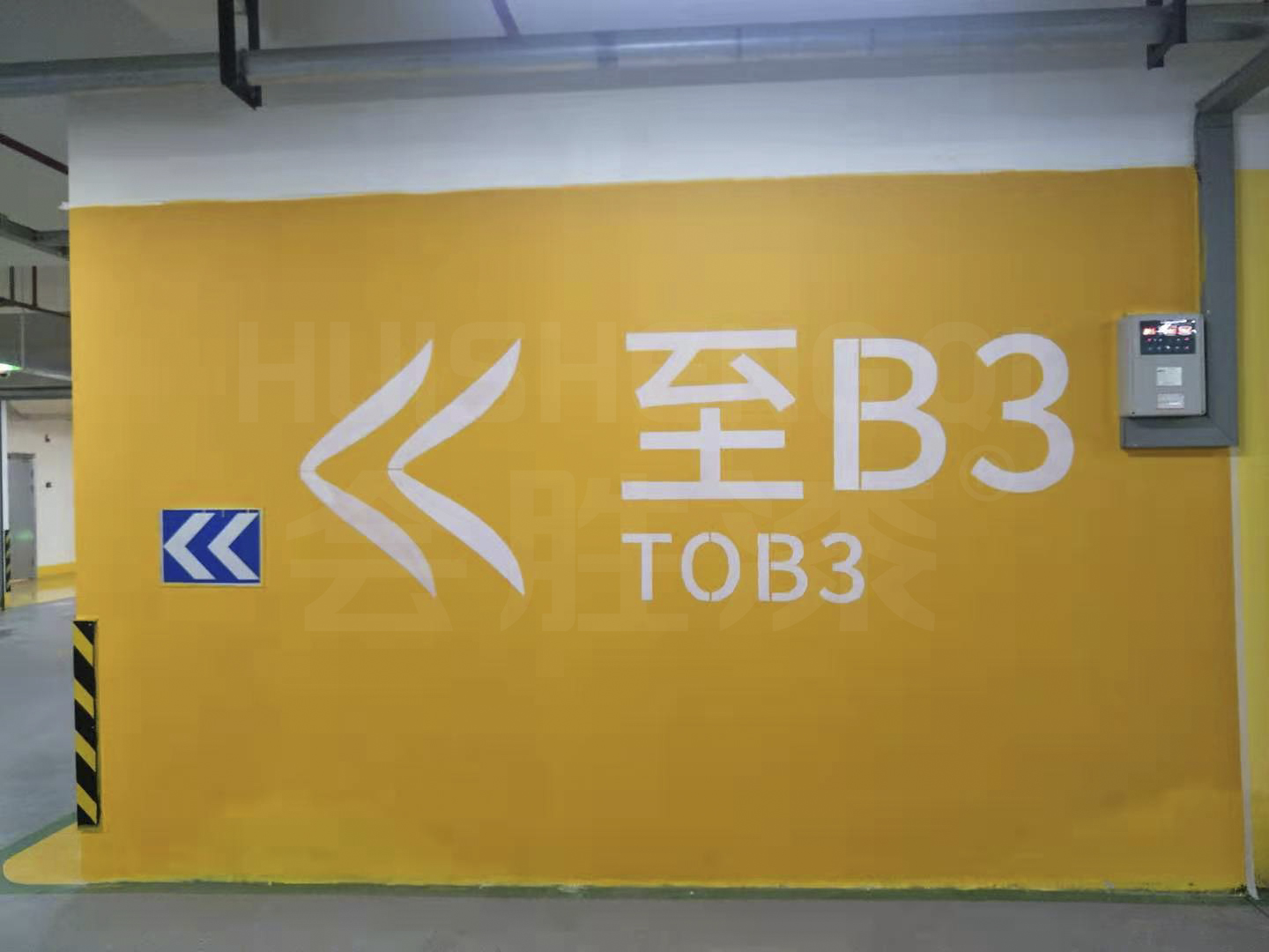 水泥底材不能用反光貼紙，可以使用什么油漆？