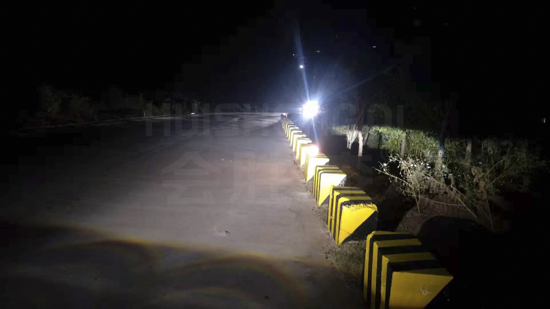 道路防撞墩為什么要使用反光油漆？