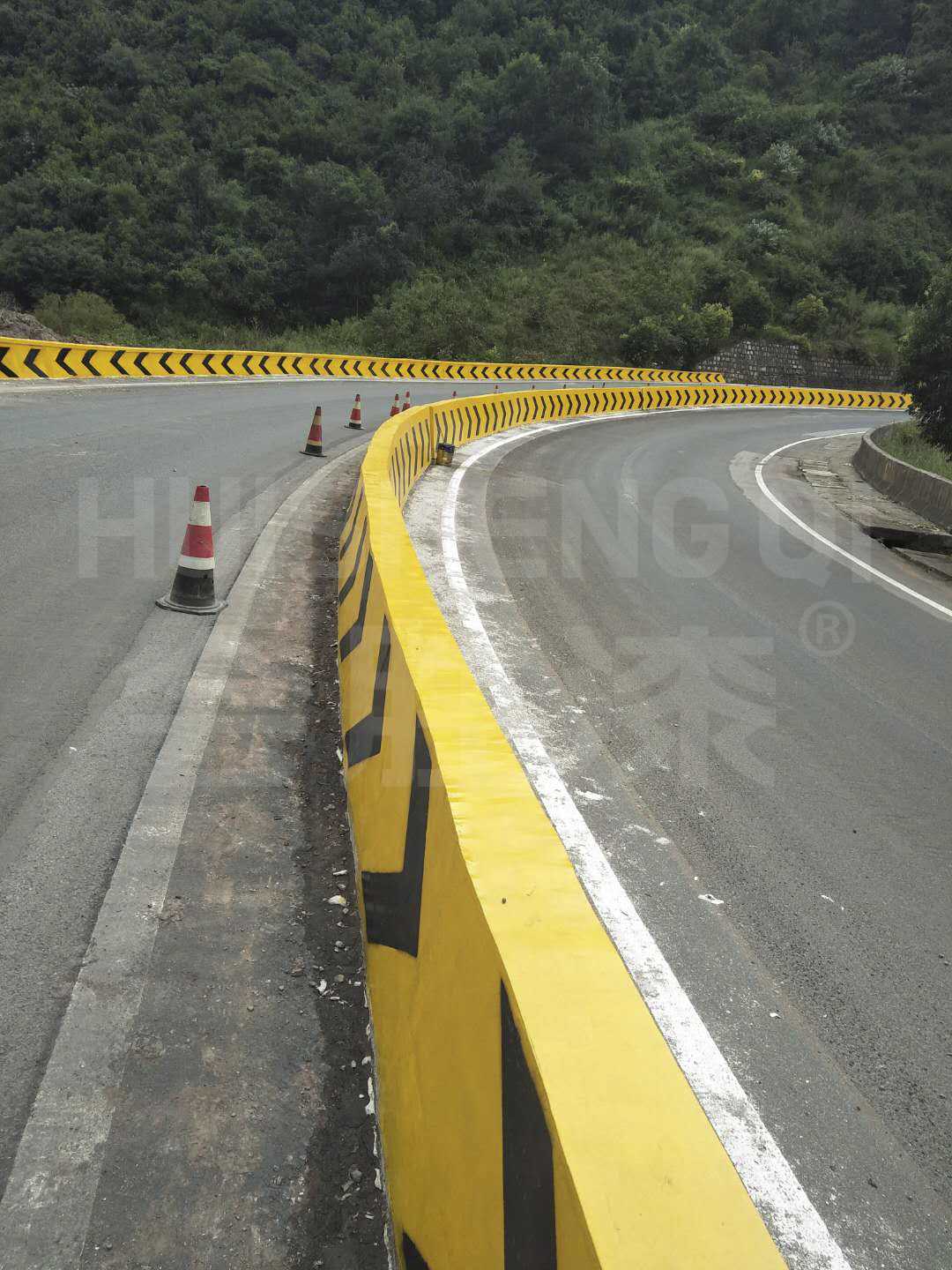 高速公路的隔離墻和防護墻用什么油漆？