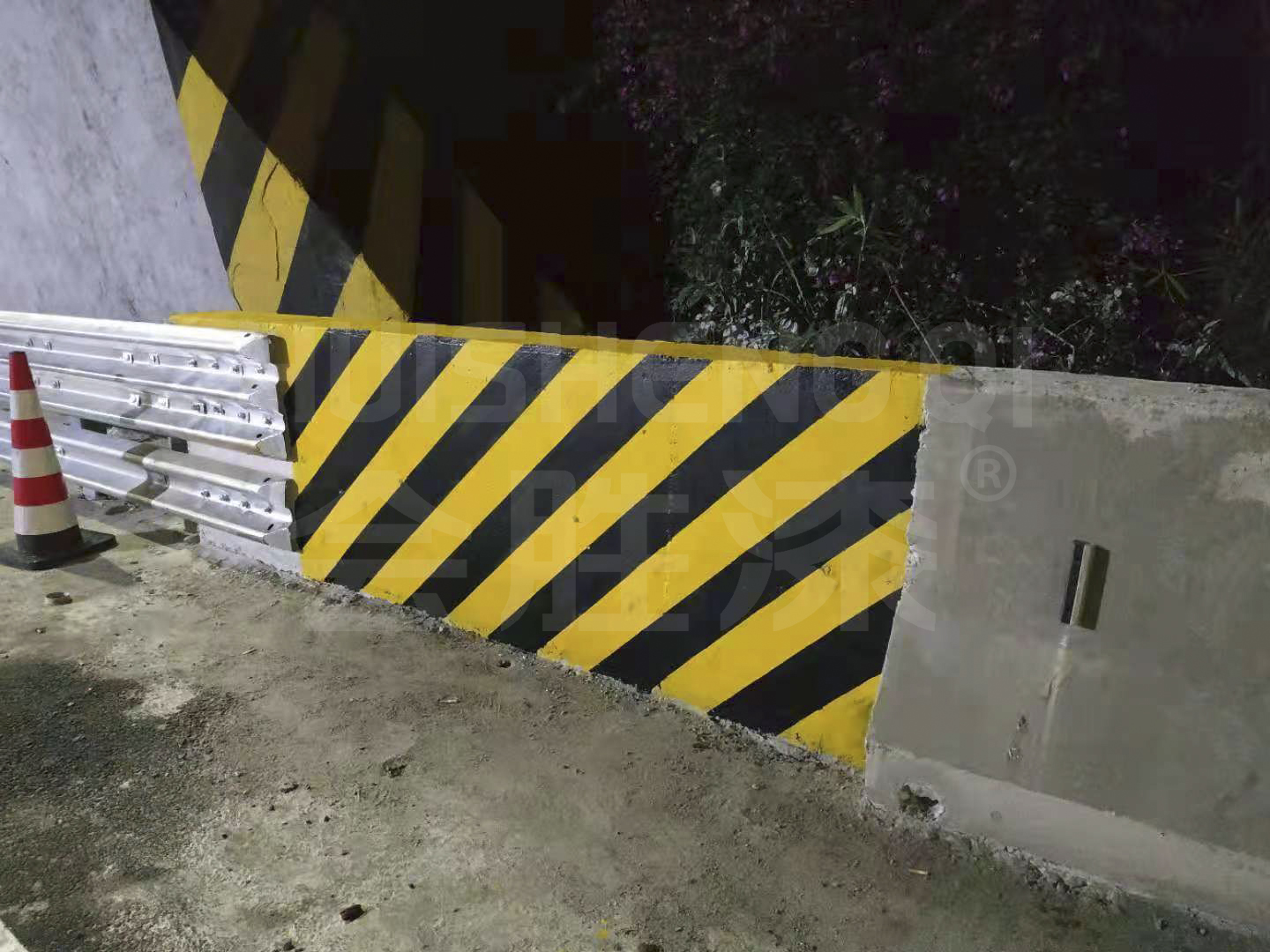 道路反光漆可以使用在水泥隔離墩上嗎？