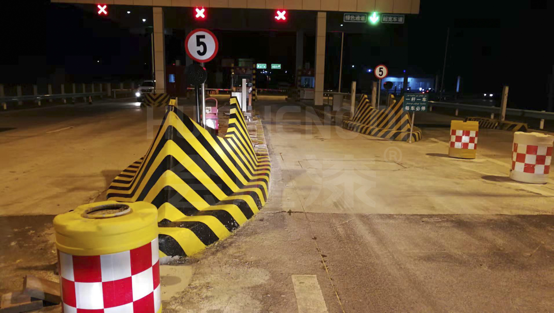 道路上的安全島為什么需要涂刷反光漆？