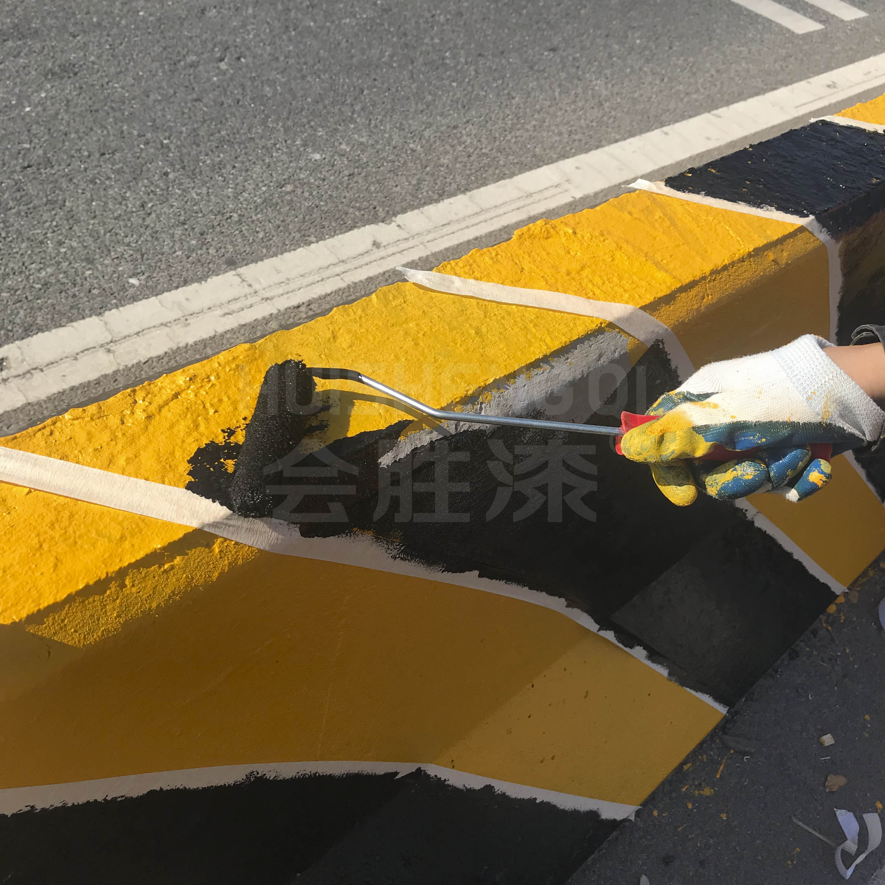 道路上的隔離設(shè)施怎么刷油漆？