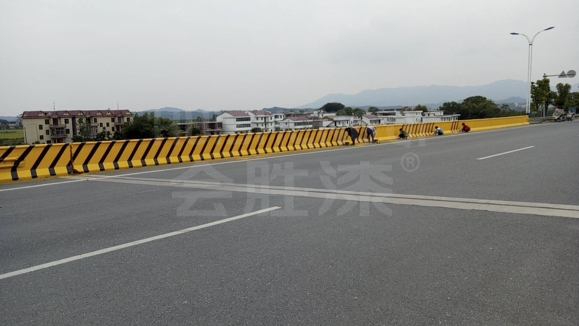 高速公路的防護(hù)墻涂刷反光漆的作用是什么？